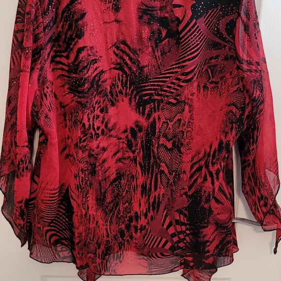 Fancy semi-sheer cascading flowy top over black tank. 1X - Picture 4 of 10